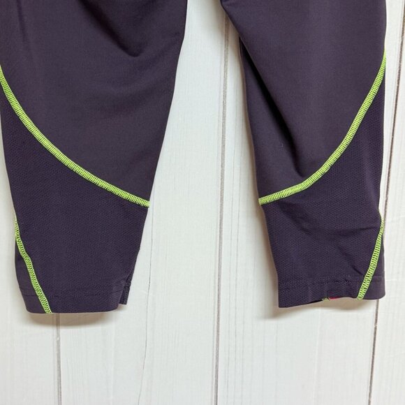 The North Face VaporWick Capri Leggings S Plum EUC Zip Pocket - Picture 5 of 13